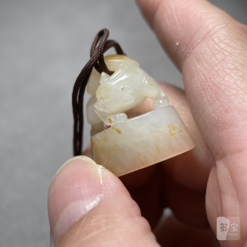 十八世纪 白玉留皮瑞兽钮印 - 图7